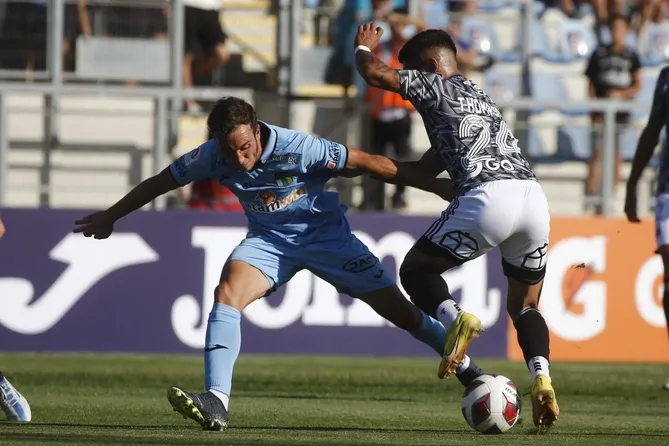 Valentín Larralde marca a Jordhy Thompson. (Jonnathan Oyarzun/Photosport).