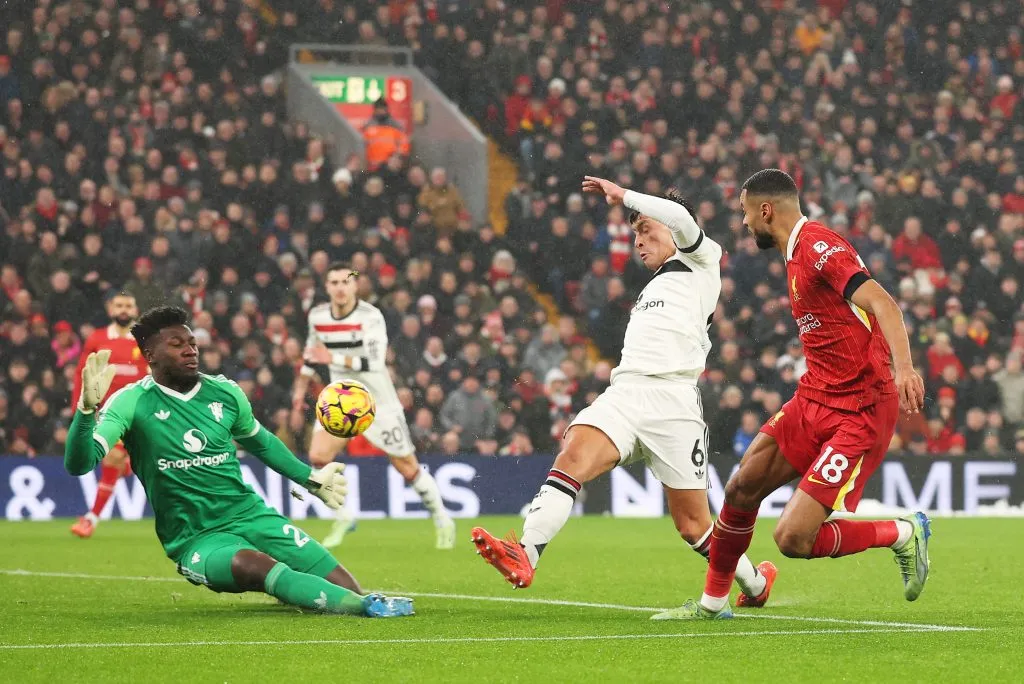Lisandro Martínez defiende a Cody Gakpo del Liverpool. (Carl Recine/Getty Images).