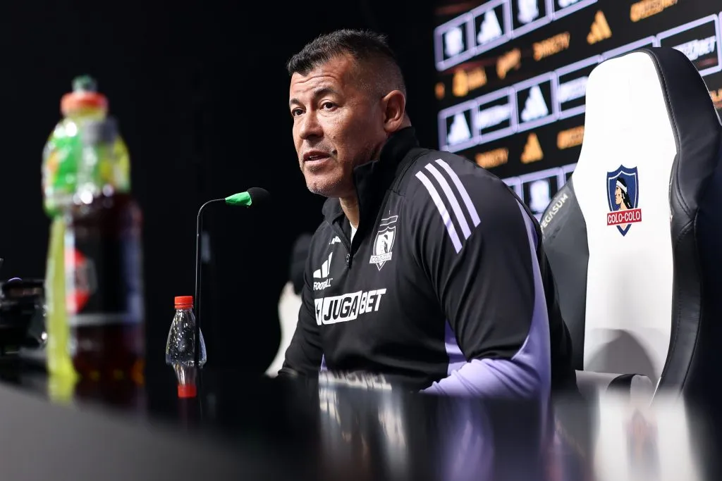 Jorge Almirón se mandó una polémica conferencia de prensa en Colo Colo. ¿Se viene una nueva sanción contra el argentino? | Foto: Photosport.