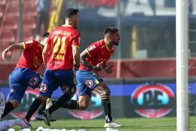 El festejo de Ignacio Jeraldino junto al ex U de Chile Fabricio Formiliano. (Javier Torres/Photosport).