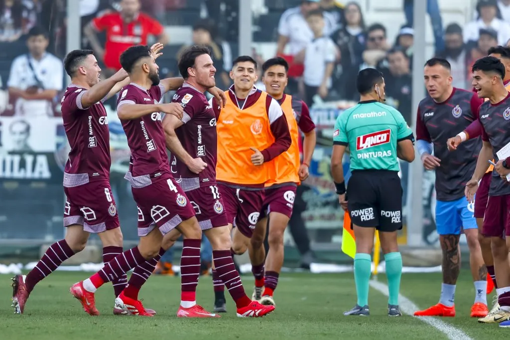 Ángelo Henríquez celebró ante Colo Colo. Foto: Pepe Alvujar/Photosport