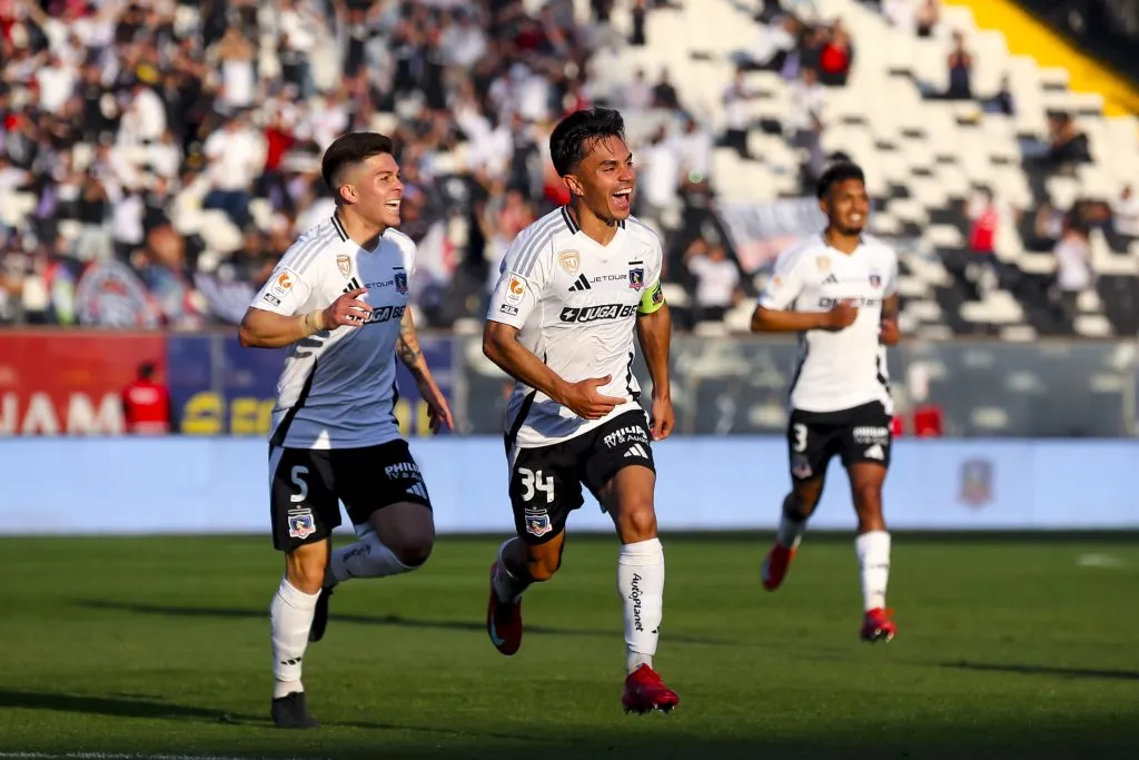 Vicente Pizarro celebra su golazo con Víctor Felipe Méndez. (Pepe Alvujar/Photosport).
