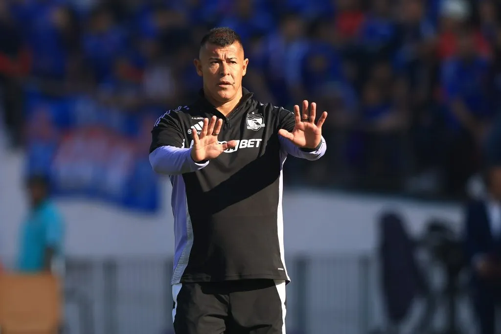 Jorge Almirón da indicaciones en el Superclásico. Ante La Serena no pudo dirigir por suspensión. (Felipe Zanca/Photosport).