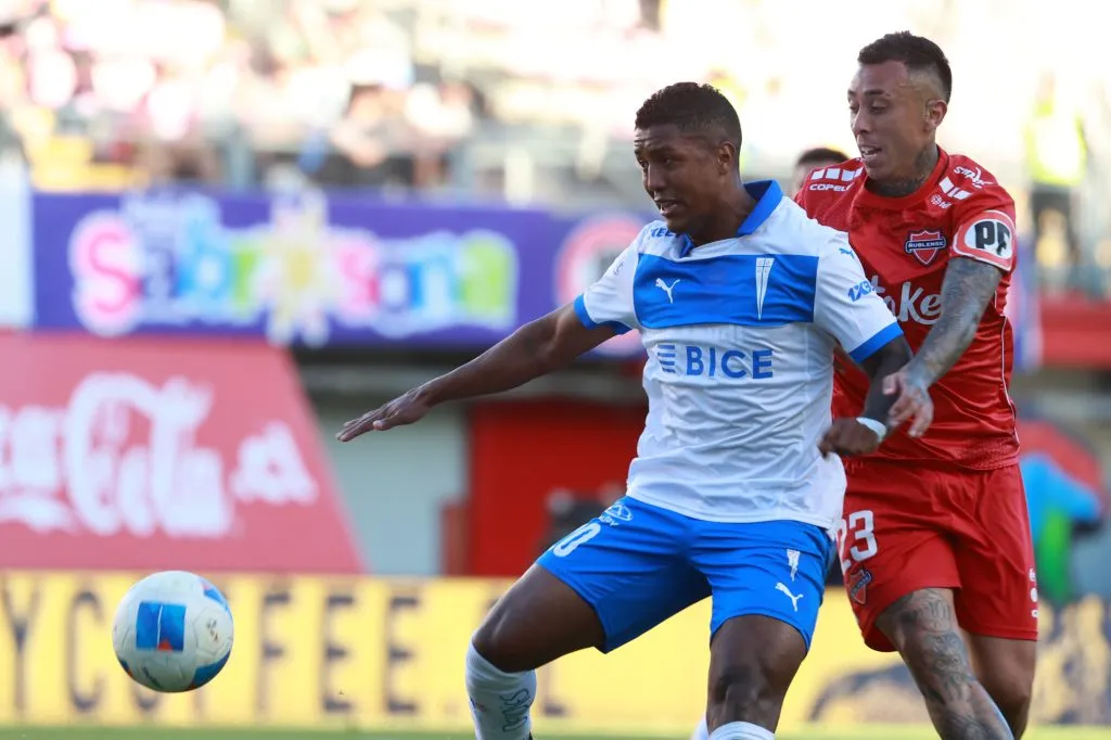 Jhojan Valencia protege la pelota de Martín Rodríguez. (Eduardo Fortes/Photosport).