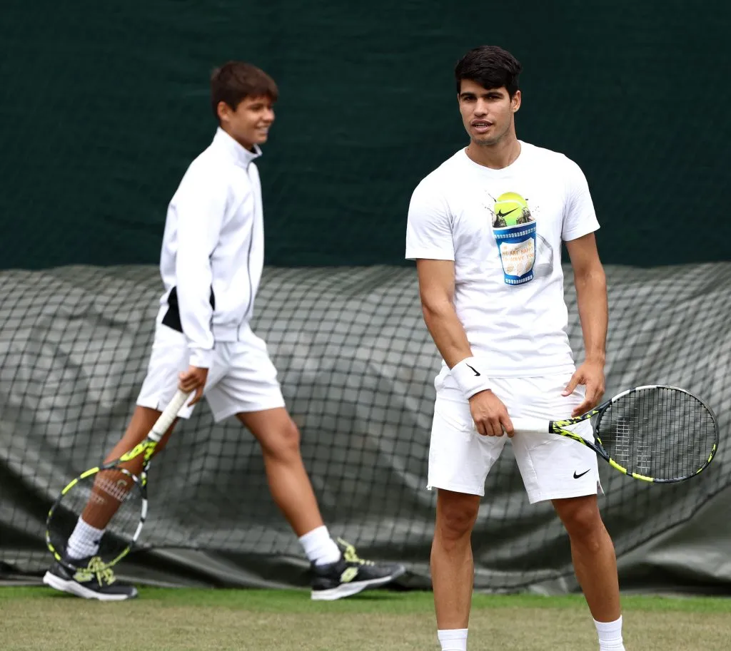 Carlos Alcaraz ofwarms-up alongside his brother Jaime (Getty Images).