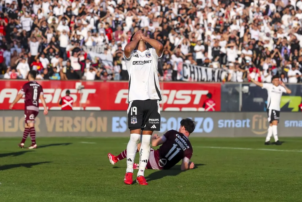 Salomón Rodríguez tuvo otra tarde para el olvido en Colo Colo mientras Guillermo Paiva la rompió en Colombia. Foto: Photosport.
