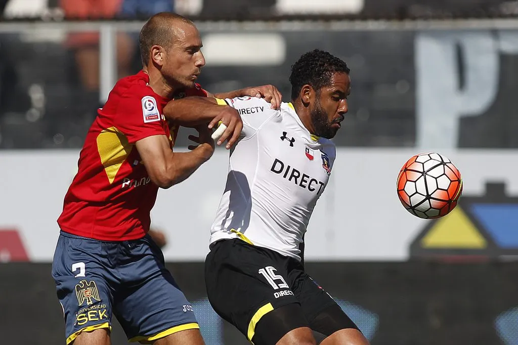 Jean Beausejour jugando en Colo Colo. Foto: Marcelo Hernandez/Photosport