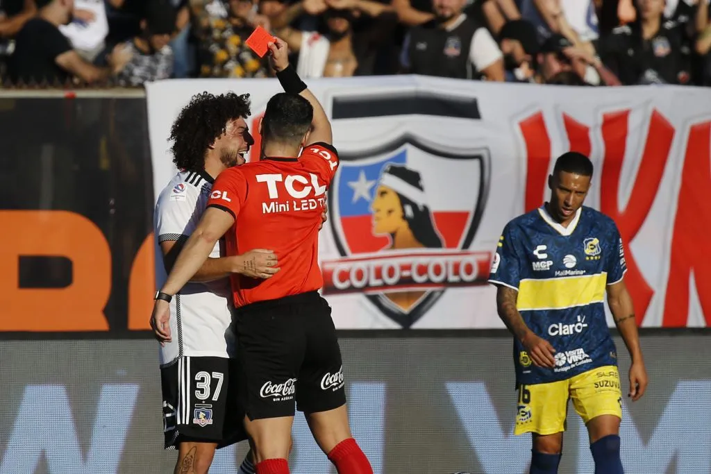 Kevin Méndez mira a distancia una expulsión de su compatriota uruguayo Maxi Falcón. (Dragomir Yankovic/Photosport).