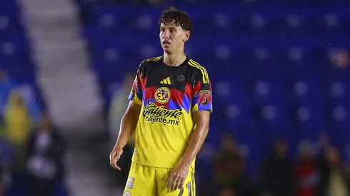 Igor Lichnovsky se fue expulsado por un terrible planchazo.