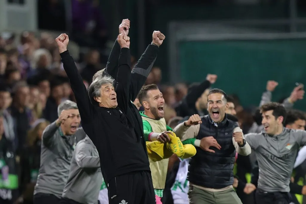 Manuel Pellegrini celebrando en el Betis de España. (Gabriele Maltinti/Getty Images).