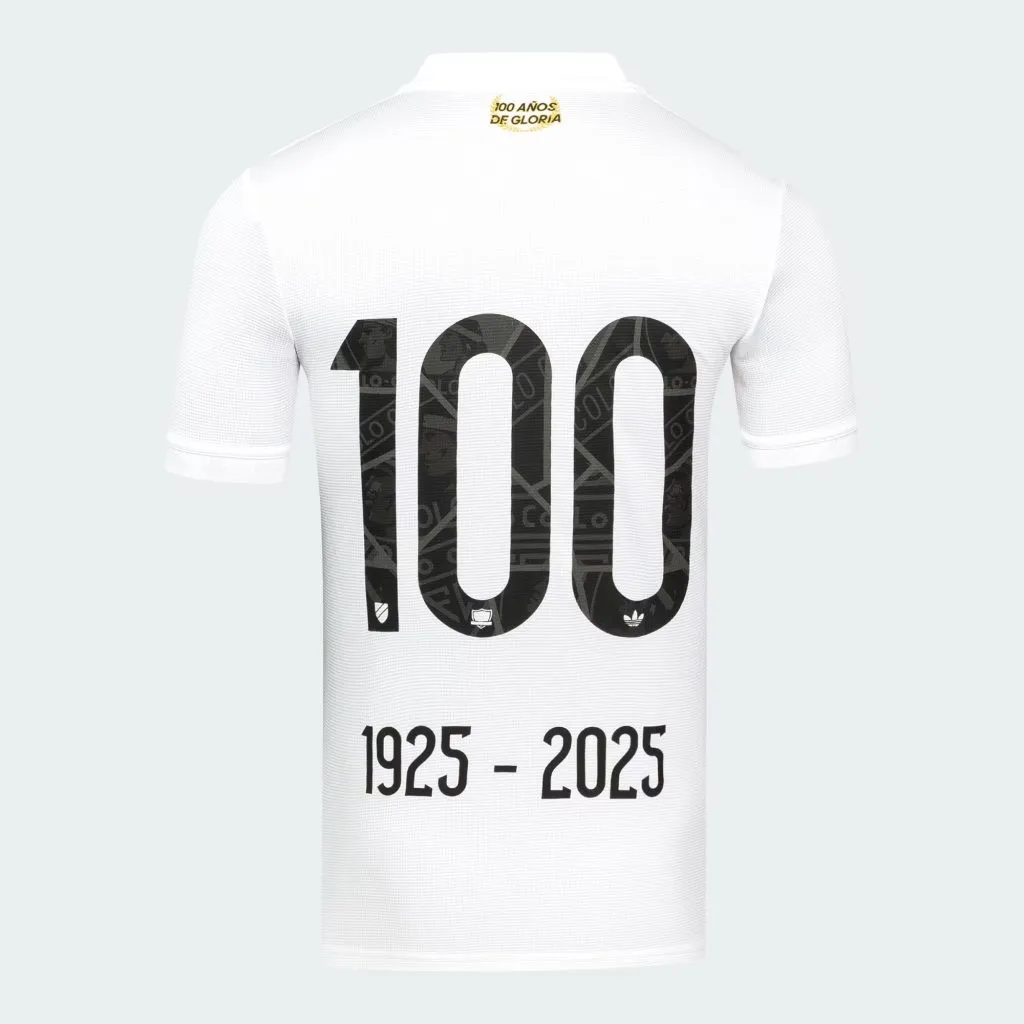 El 100 en la espalda y el 1925-2025 en la nueva camiseta de Colo Colo. | Foto: Adidas.