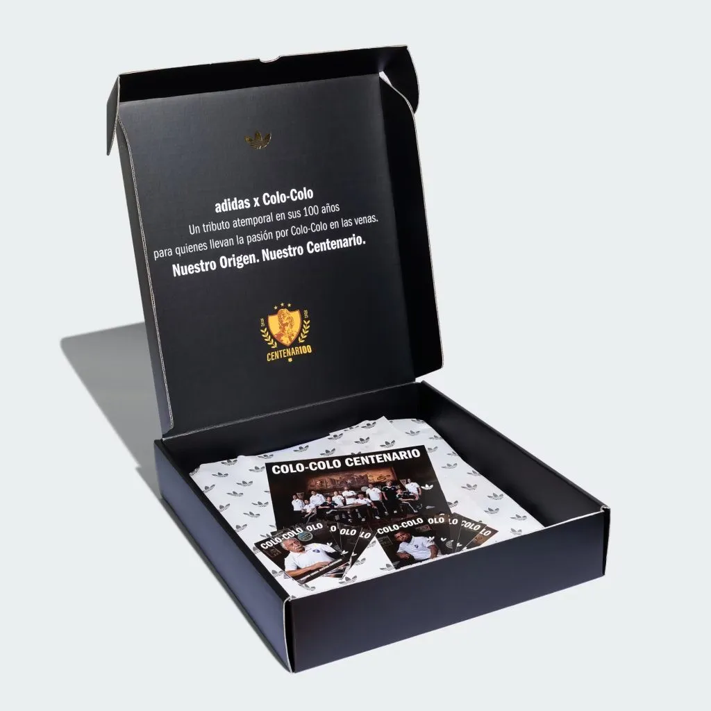 La caja en que vendrá esta nueva camiseta de Colo Colo. | Foto: Adidas.