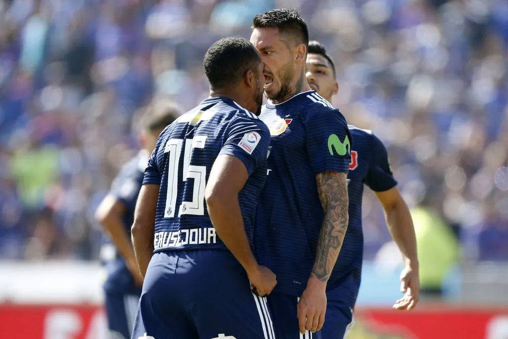 Mauricio Pinilla y Jean Beausejour tuvieron un fuerte cruce en pleno Superclásico. (Andres Pina/Photosport).