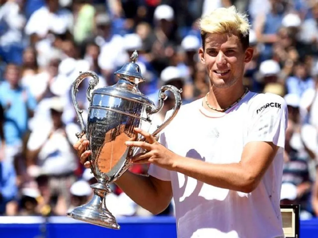 Dominic Thiem con el trofeo del ATP de Gstaad 2015 en Suiza.