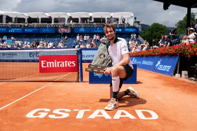 Alexander Bublik con el trofeo del ATP de Gstaad (Foto: Swiss Open).