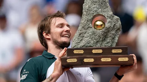 Alexander Bublik con el trofeo del ATP de Gstaad