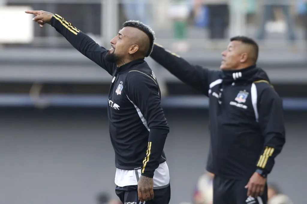 Jorge Almirón y Arturo Vidal dirigen al equipo desde fuera. (Dragomir Yankovic/Photosport).