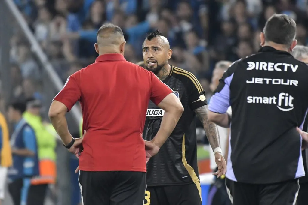 Jorge Almirón y Arturo Vidal en el descalabro de Colo Colo ante Racing. (Fotobaires/Photosport).