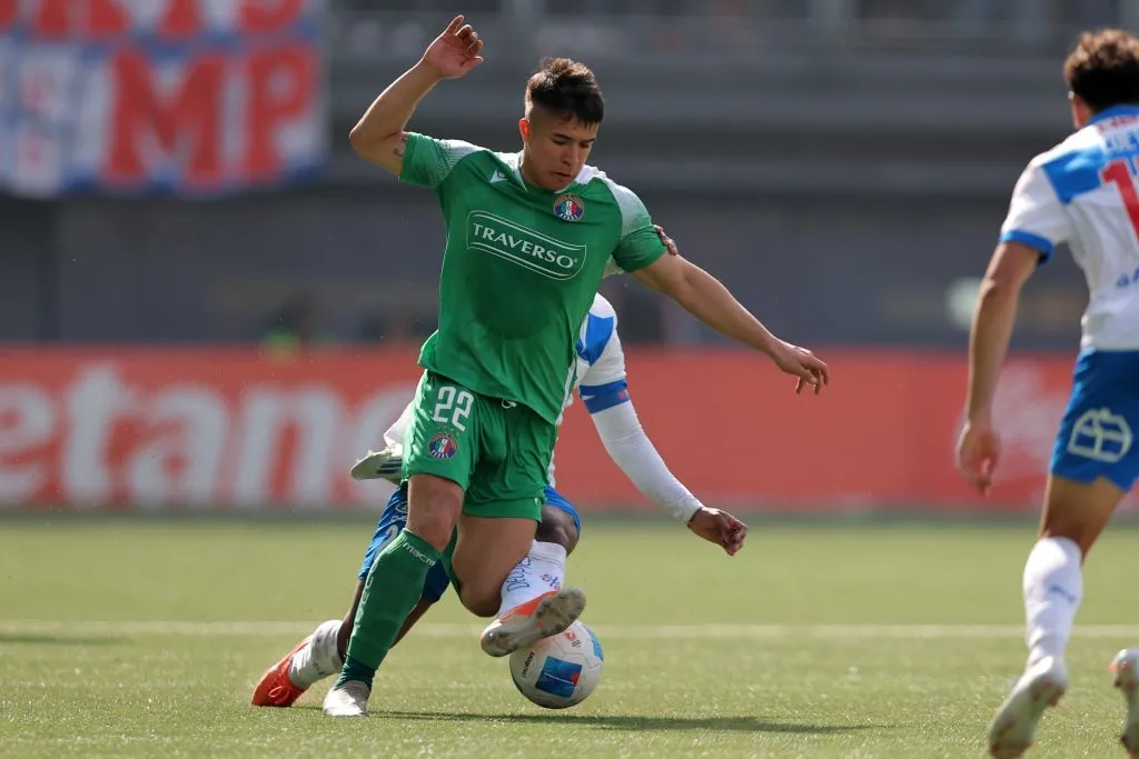 Jorge Espejo jugando por Audax Italiano ante la UC. Foto: Javier Torres/Photosport