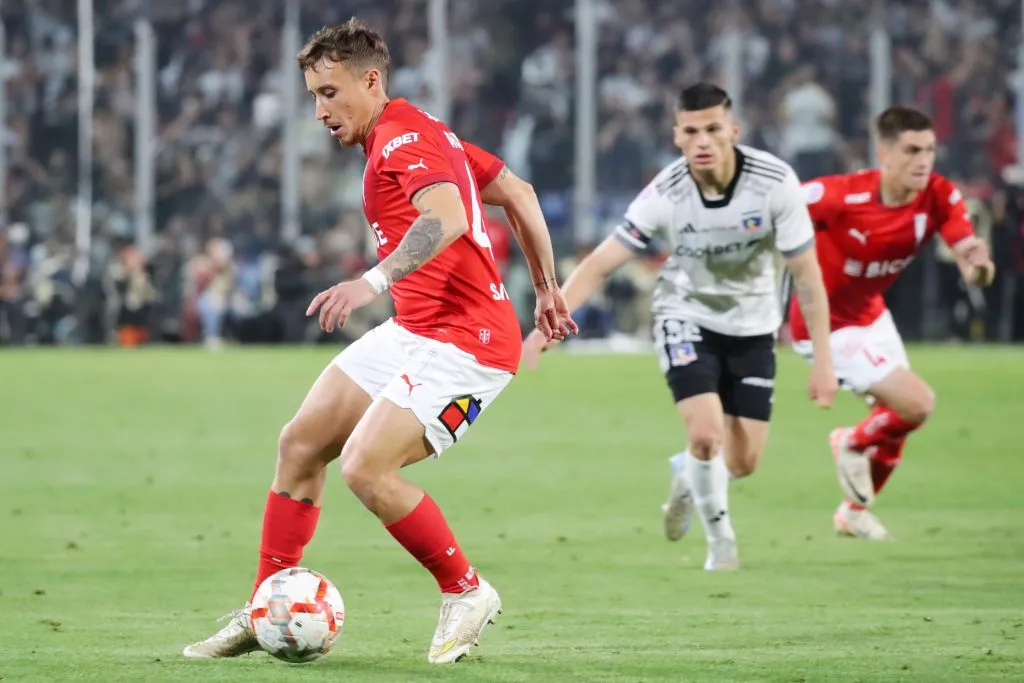 Francisco Arancibia en acción por la UC ante Colo Colo. (Jonnathan Oyarzun/Photosport).
