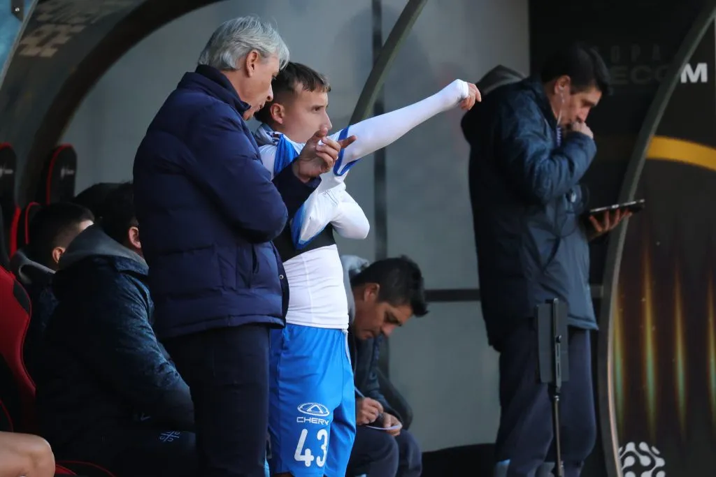 Tiago Nunes le da indicaciones a Francisco Arancibia. (Eduardo Fortes/Photosport).