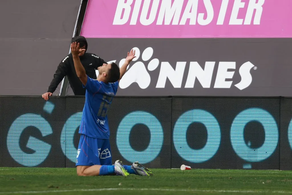 Felipe Salomoni festejó así su primera conquista azul. (Eduardo Fortes/Photosport).
