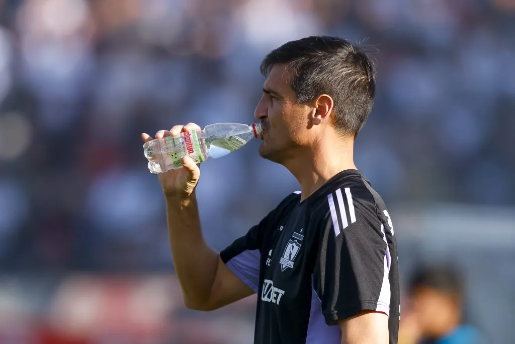Futbol, Colo Colo vs Deportes La Serena
Fecha 16, Liga de Primera 2025
El entrenador de Colo Colo Pablo Ricchetti es fotografiado durante un partido de primera division disputado en el Estadio Monumental David Arellano en Santiago, Chile.
19/07/2025
Pepe Alvujar/Photosport

Football, Colo Colo vs Deportes La Serena
16th turn, First Division League 2025
Colo Colo head coach Jorge Almiron is pictured during a first division match at the David Arellano Monumental Stadium in Santiago, Chile.
19/07/2025
Pepe Alvujar/Photosport