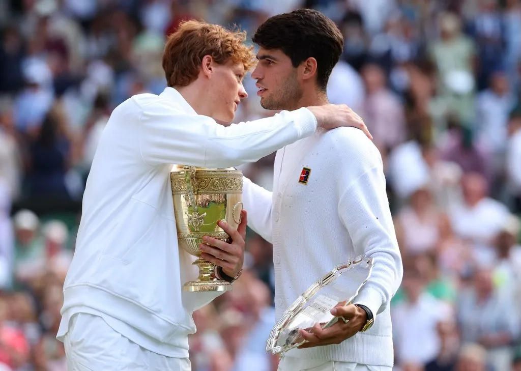 Jannik Sinner y Alcaraz se saludan tras la final de WImbledon 2025 (Getty Images).