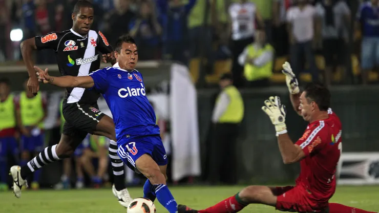 Eduardo Vargas sigue a la espera de una definición con la U.