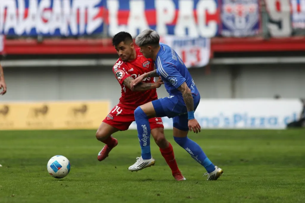 El estadio Nelson Oyarzún podría cerrar por casi un año tras el mal estado de la cancha, que quedó en evidencia para el duelo de Universidad de Chile y Ñublense. Foto: Mauricio Ulloa/Photosport