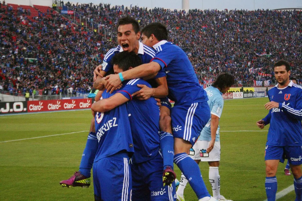 Los hinchas de U de Chile esperan por Eduardo Vargas. Foto: OSCAR TORRES/PHOTOSPORT.