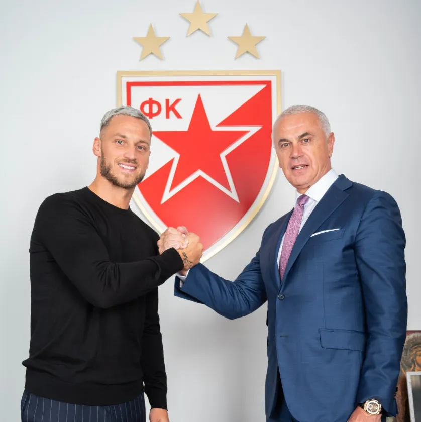 Marko Arnautoviç en la oficialización de su fichaje por el Estrella Roja.