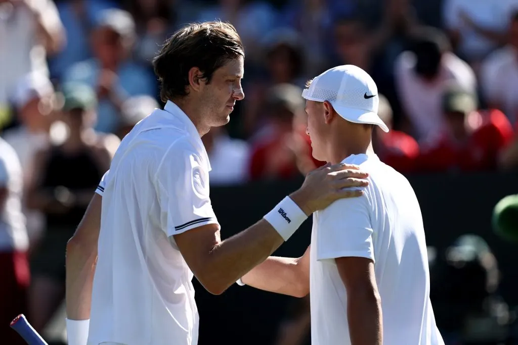 Nicolás Jarry saluda a Holger Rune tras eliminarlo en primera ronda de Wimbledon 2025 (Getty Images).
