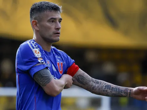 Charles Aránguiz sale en defensa de Gonzalo Montes en la U