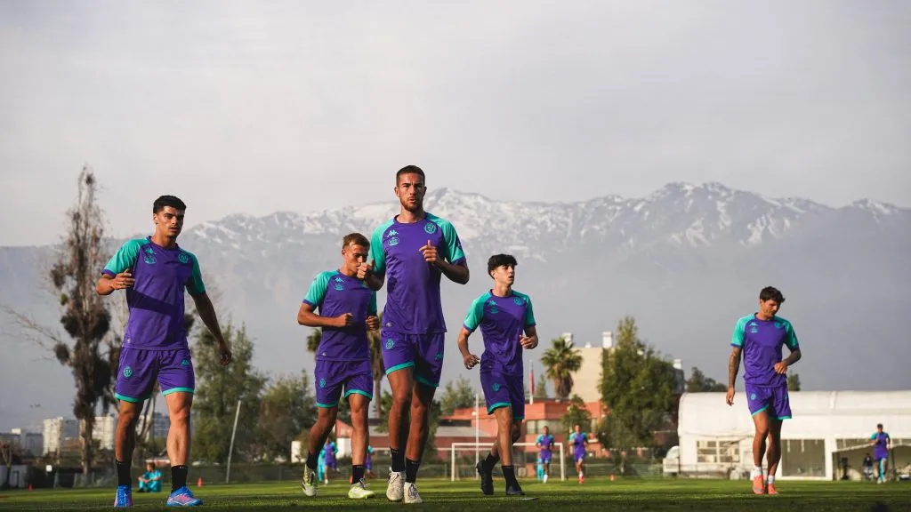 El cuadro español quedó loco con la imponente presencia de la Cordillera de los Andes en el Estadio Monumental de Colo Colo. | Foto: Real Valladolid.