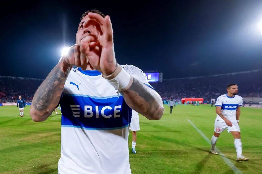 Nicolás Castillo y su polémico gesto hacia hinchas de la U (Photosport)