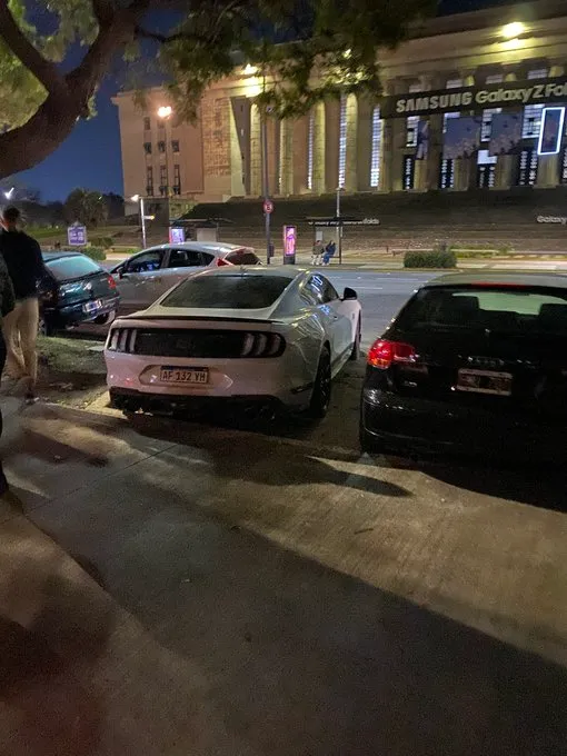 Hinchas de Boca Jrs subieron la imagen del auto de Palacios en un reconocido local nocturno de Buenos Aires