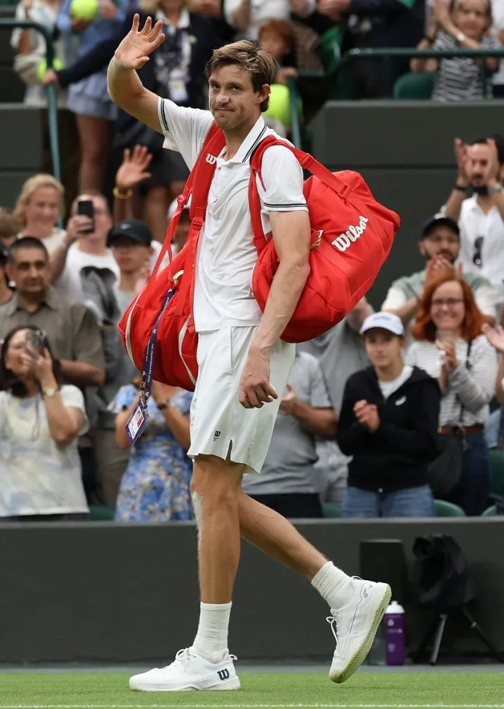 Nicolás Jarry despidiéndose del público de Wimbledon 2025 (Getty Images).