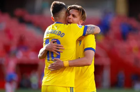 Iván Alejo y Negredo celebran en el Cádiz.