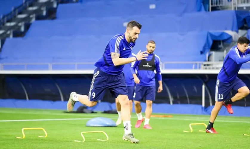 Álvaro Negredo y Esteban Pavez en una práctica de Al Nasr. (Instagram).