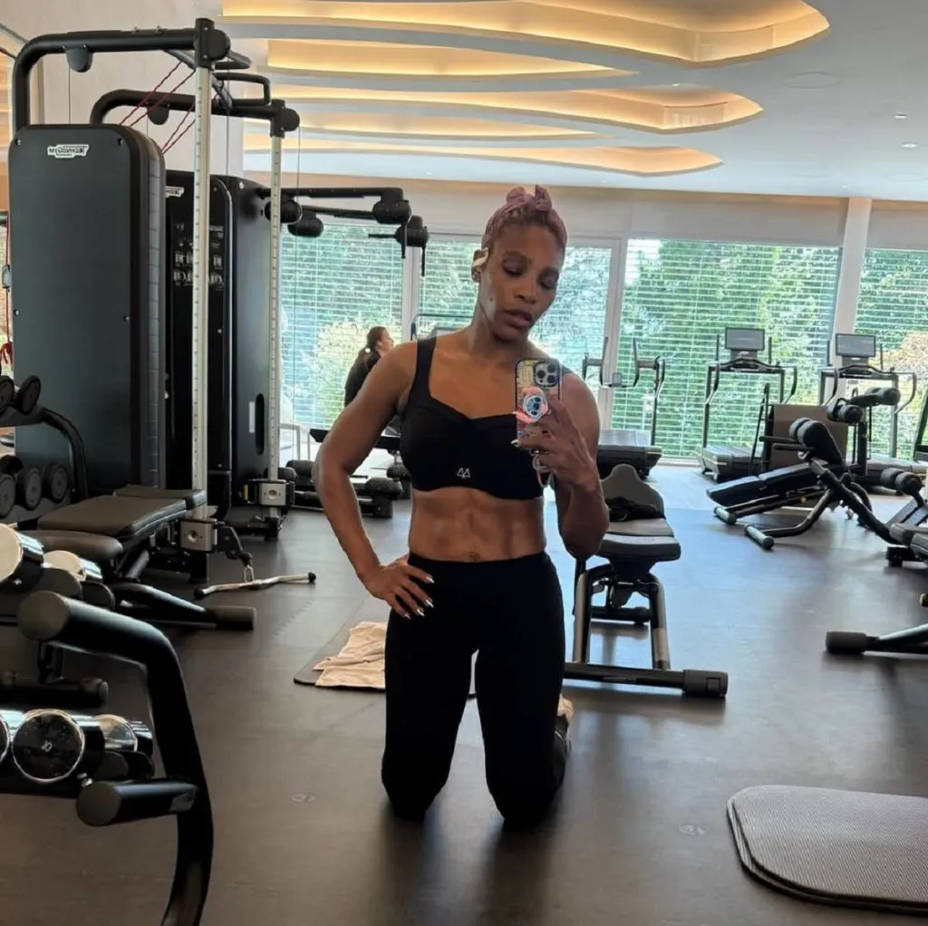 Serena Williams se muestra entrenando en su cuenta de Instagram.