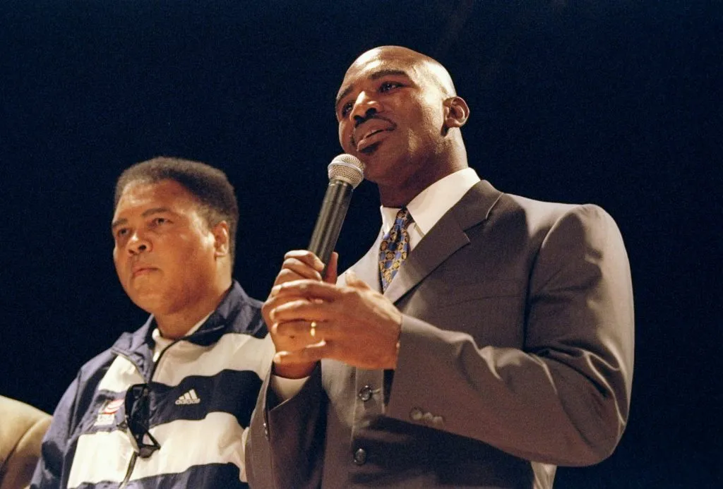 Muhammad Ali y Evander Holyfield durante una ceremonia en 1997. (Foto: Andy Lyons/Allsport)