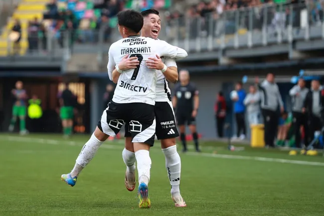 El Torta Opazo celebra con Francisco Marchant. (Felipe Zanca/Photosport).
