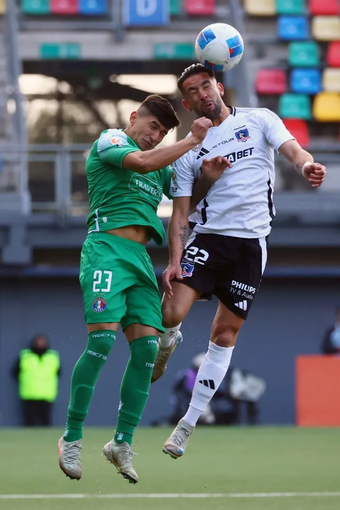 Esteban Matus disputa un balón con Mauricio Isla. (Jonnathan Oyarzun/Photosport).