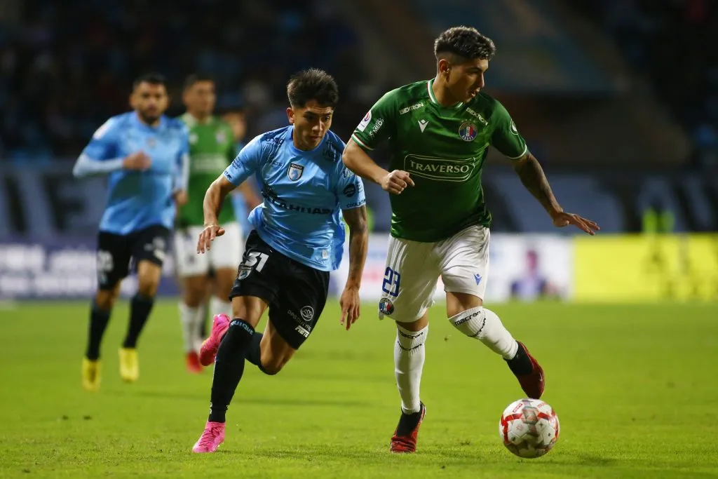 Esteban Matus en acción ante Deportes Iquique.  (Alex Diaz/Photosport).-