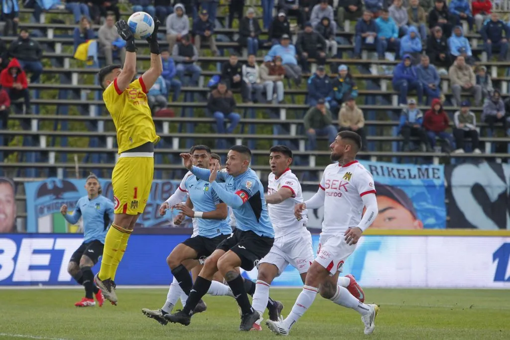 Martín Parra suma ocho partidos en Unión Española. Recibió ocho goles y en dos ocasiones dejó su arco invicto. (Jorge Loyola/Photosport).