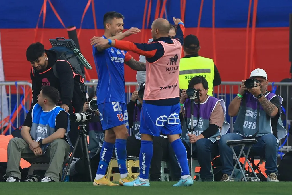 El árbitro detalló las medias blancas de los jugadores de la U. Foto: Felipe Zanca/Photosport