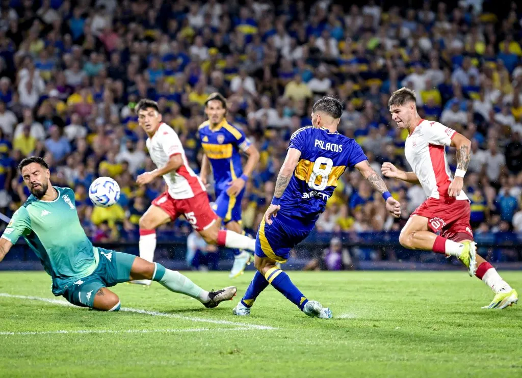 Carlos Palacios le anotó un golazo a Huracán en Argentina. El Globo aparece pronto en el horizonte. (Marcelo Endelli/Getty Images).