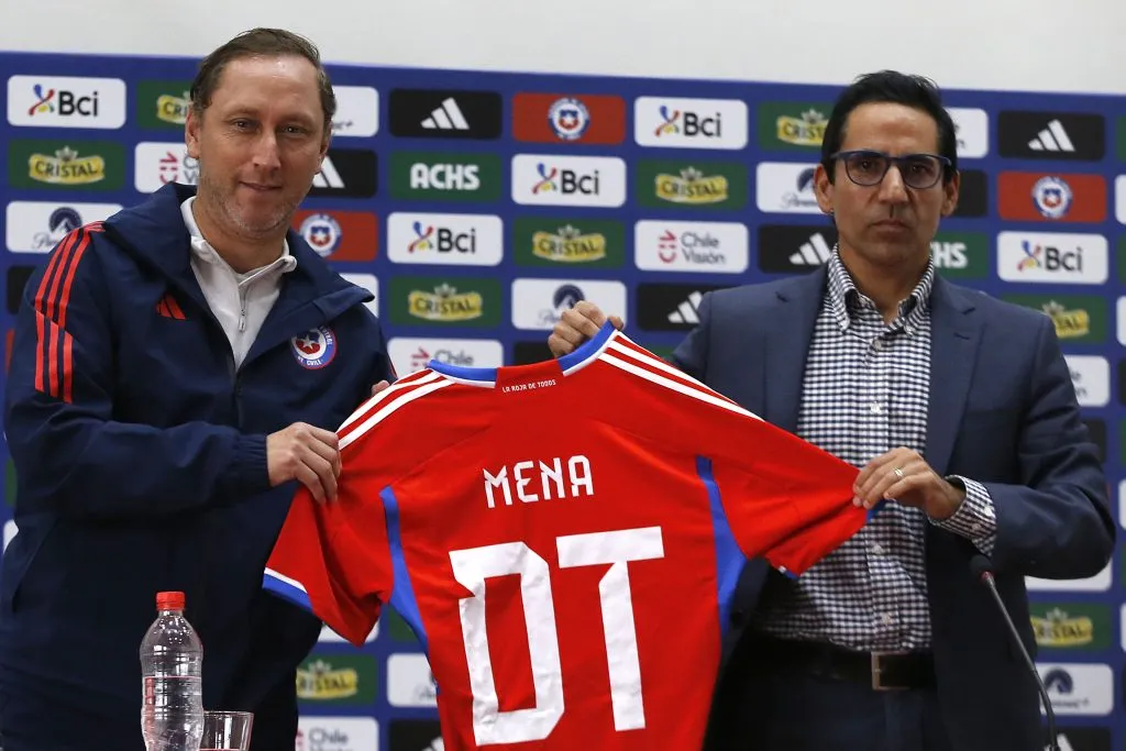 Luis Mena pudo ser el técnico de Chile femenino y masculino, pero finalmente lo desechó. Foto: Photosport.