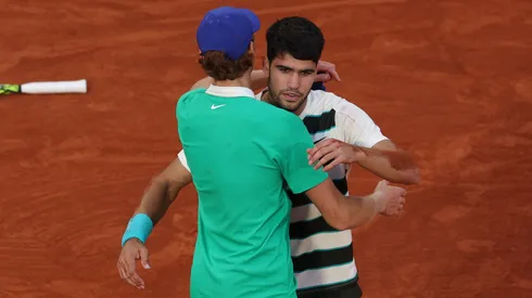 Jannik Sinner y Carlos Alcaraz se abrazan tras la final de Wimbledon.